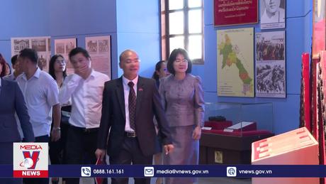 Dâng hoa tưởng niệm Chủ tịch Kaysone Phomvihane và Chủ tịch Souphanouvong