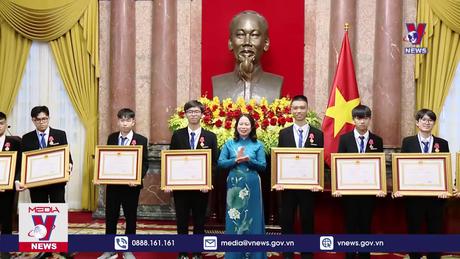 Tặng Huân chương Lao động cho học sinh đạt giải Olympic 