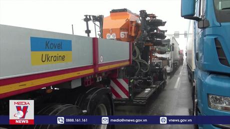 Tài xế xe tải Slovakia chấm dứt phong tỏa biên giới với Ukraine
