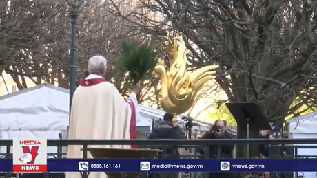 Tượng gà trống trở lại đỉnh tháp chuông Nhà thờ Đức Bà Paris