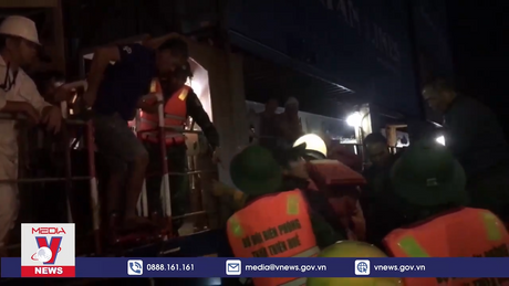 Cứu thành công các thuyền viên của tàu bị chìm vào bờ an toàn