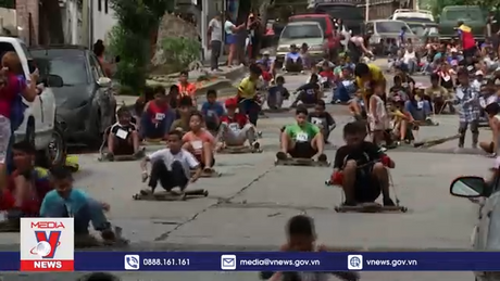 Trẻ em Venezuela háo hức với cuộc đua xe ván gỗ