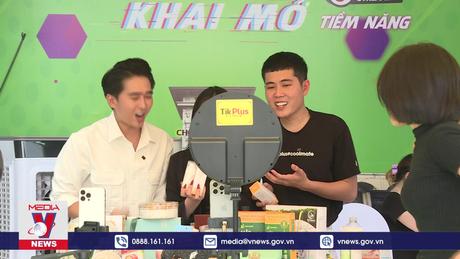 Tiểu thương chợ Bến Thành cùng TikToker livestream bán hàng