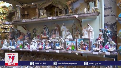 Đến Napoli sắm đồ trang trí hang đá Giáng sinh