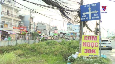 Hộp thư VNews: Người dân khốn khổ vì lô cốt 