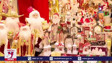 Thị trường Giáng s﻿inh dồi dào hàng hóa, sức mua chậm
