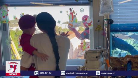 “Người Nhện” ghé thăm các bệnh nhi