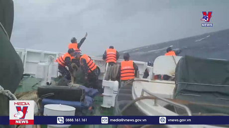 Tàu Hải quân Vùng 3 cứu nạn tàu cá