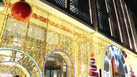 Techcombank làm sáng không gian với trang trí Giáng sinh ấn tượng tại hai tòa nhà