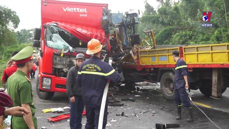 Kịp thời cứu nạn tài xế mắc kẹt trong cabin xe tải