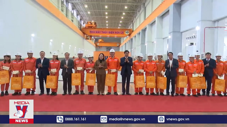 Phó Chủ tịch nước Võ Thị Ánh Xuân thăm, tặng quà tại Sơn La