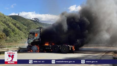 Xe đầu kéo bốc cháy trên đường Hồ Chí Minh