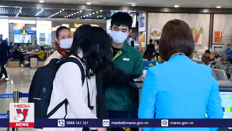 Khách bay nội địa giảm, quốc tế tăng