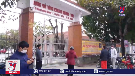 Sập trần gỗ lớp học khiến nhiều học sinh bị thương