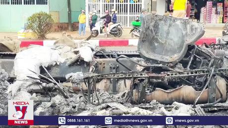 Xe container chở hạt điều cháy rụi khi đang lưu thông trên đường