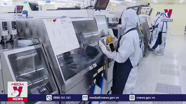 Thủ tướng thăm Công ty sản xuất chip bán dẫn tại Bắc Giang 