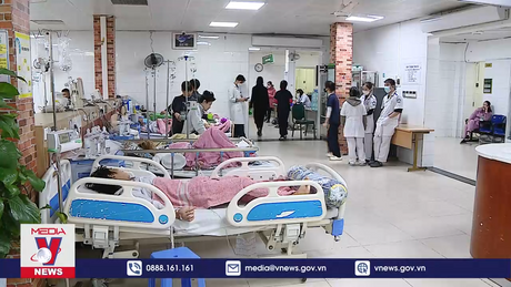 Cảnh báo mù mắt do ngộ độc rượu chứa methanol