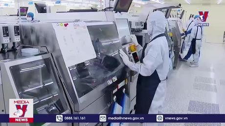 Thủ tướng thăm Công ty sản xuất chip bán dẫn tại Bắc Giang 