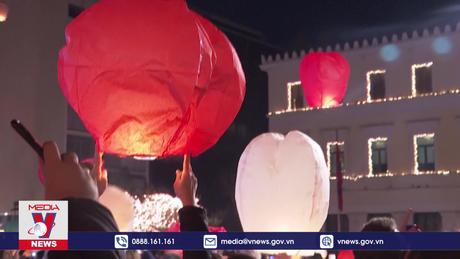 Người dân Hy Lạp thả đèn lồng với mong ước về tương lai