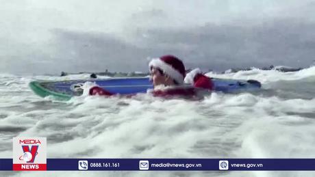“Ông già Noel lướt sóng” gây quỹ từ thiện