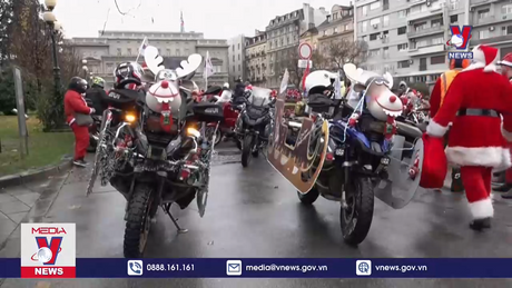 Cuộc tuần hành bằng xe máy của các ông già Noel ở Serbia 