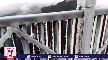 Băng giá tiếp tục phủ trắng đỉnh Fansipan