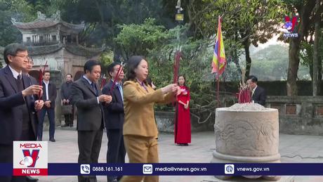 Phó Chủ tịch nước dâng hương tại Khu di tích Quốc gia đặc biệt Cố đô Hoa Lư 