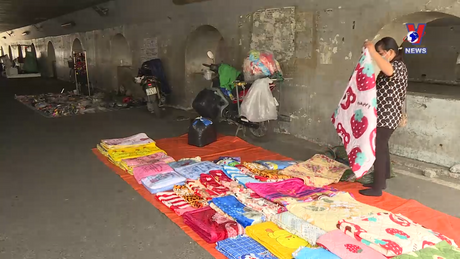 Hộp thư VNews:  Trạm xe buýt, hầm chui ở TP.HCM bị chiếm dụng