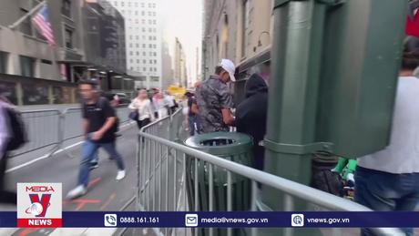 New York (Mỹ) thắt chặt dịch vụ xe buýt chở người di cư