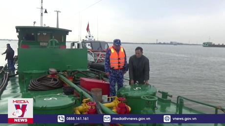 Tạm giữ tàu chở dầu không rõ nguồn gốc trên biển Hải Phòng