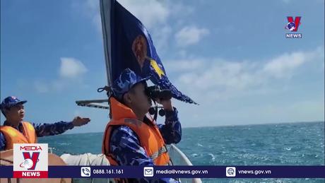 Tàu Cảnh sát biển cứu tàu cá gặp nạn trên biển