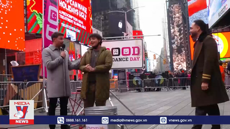 Người Mỹ trút bỏ muộn phiền trước thềm năm mới