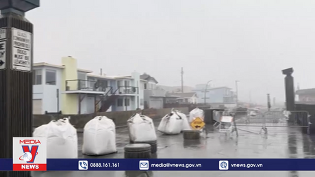 California (Mỹ) sơ tán cư dân ven biển do sóng lớn