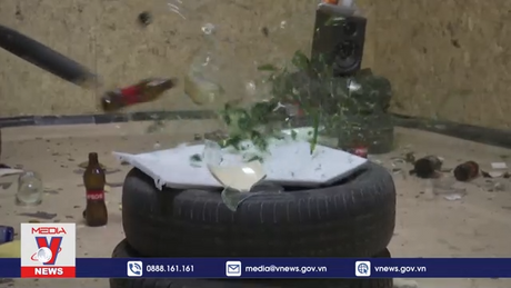 Đập phá đồ đạc để “tiễn” muộn phiền năm cũ