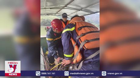 Tìm kiếm ô tô bị lật xuống hồ thủy điện ở Hà Giang