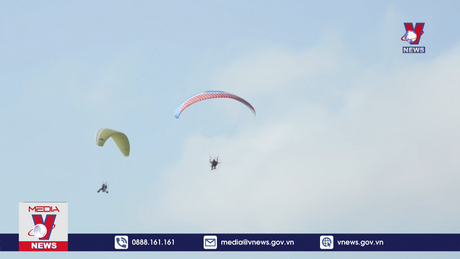 Rộn ràng Lễ hội Đua thuyền đuôi Én ngày đầu năm mới 