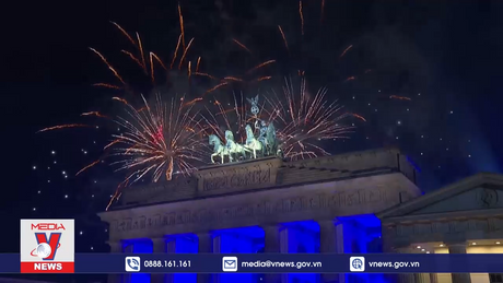 Rực rỡ pháo hoa chào năm mới tại Anh, Đức