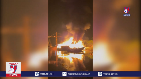 3 tàu gỗ cháy rụi khi đang neo đậu trên sông tại Quảng Ninh 