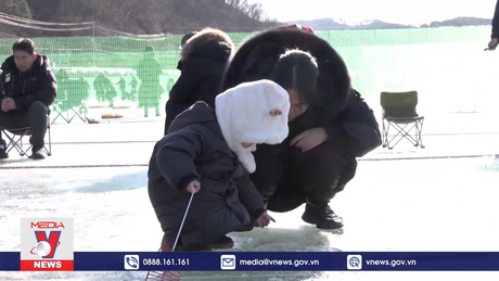 Rộn ràng lễ hội câu cá trên băng tại Hàn Quốc