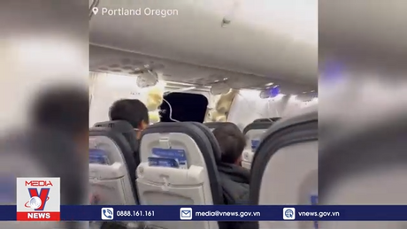 Một chuyến bay của Mỹ hạ cánh khẩn cấp do sự cố bung thân