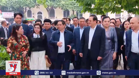 Thủ tướng và Phu nhân Việt Nam – Lào đi dạo Bờ Hồ