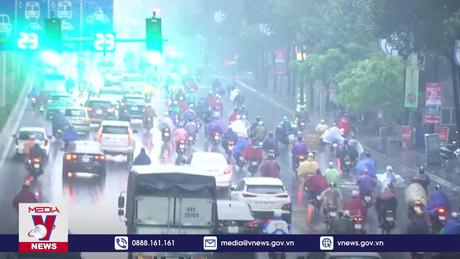 Nhiều ngả đường ở Hà Nội ùn tắc do mưa lớn