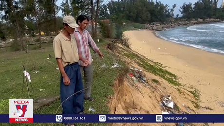 Triều cường, sóng lớn gây sạt lở hàng trăm mét bờ biển tại Quảng Ngãi