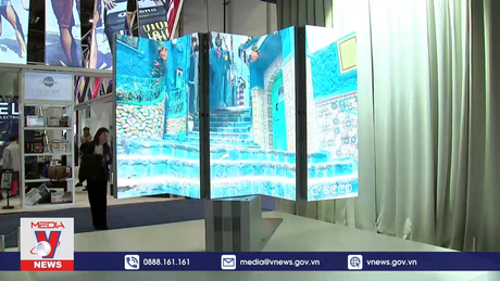 Thích thú với tivi gập tại CES 2024