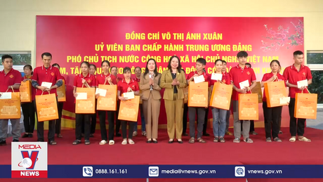 Trao quà cho gia đình chính sách, công nhân khó khăn tại Thái Bình
