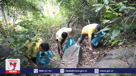 200 người chung tay làm sạch núi Bà Đen