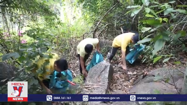 200 người chung tay làm sạch núi Bà Đen