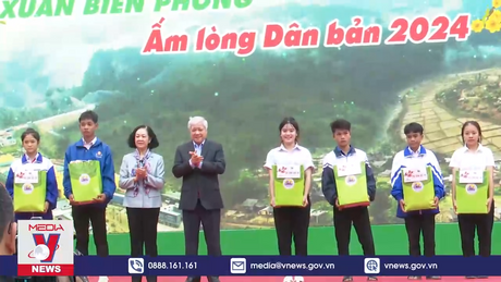 Thường trực Ban Bí thư tặng quà tết đồng bào vùng biên giới