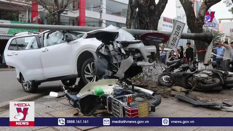 Xe ô tô mất lái gây tai nạn liên hoàn