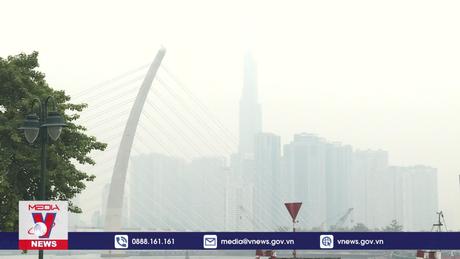 Gần Tết, TP.HCM trời mù, ô nhiễm không khí gia tăng